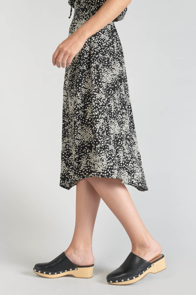 Langer Rock Cassand mit schwarz-weißem Blumenmuster