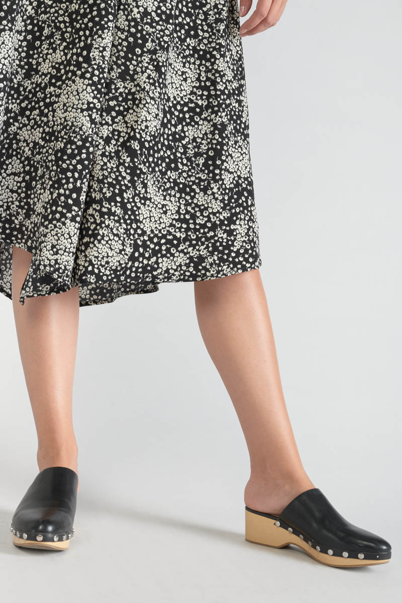 Langer Rock Cassand mit schwarz-weißem Blumenmuster