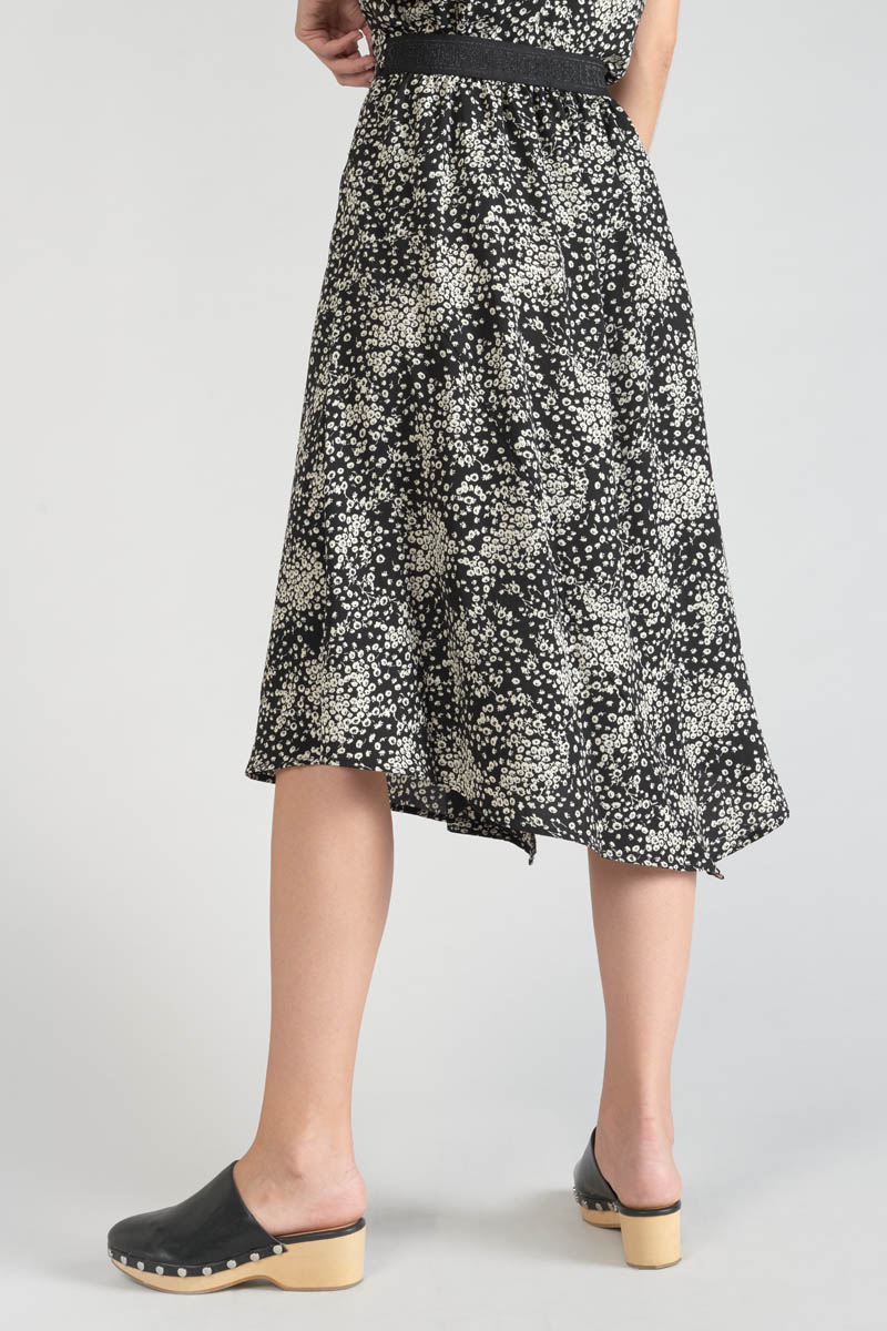 Langer Rock Cassand mit schwarz-weißem Blumenmuster