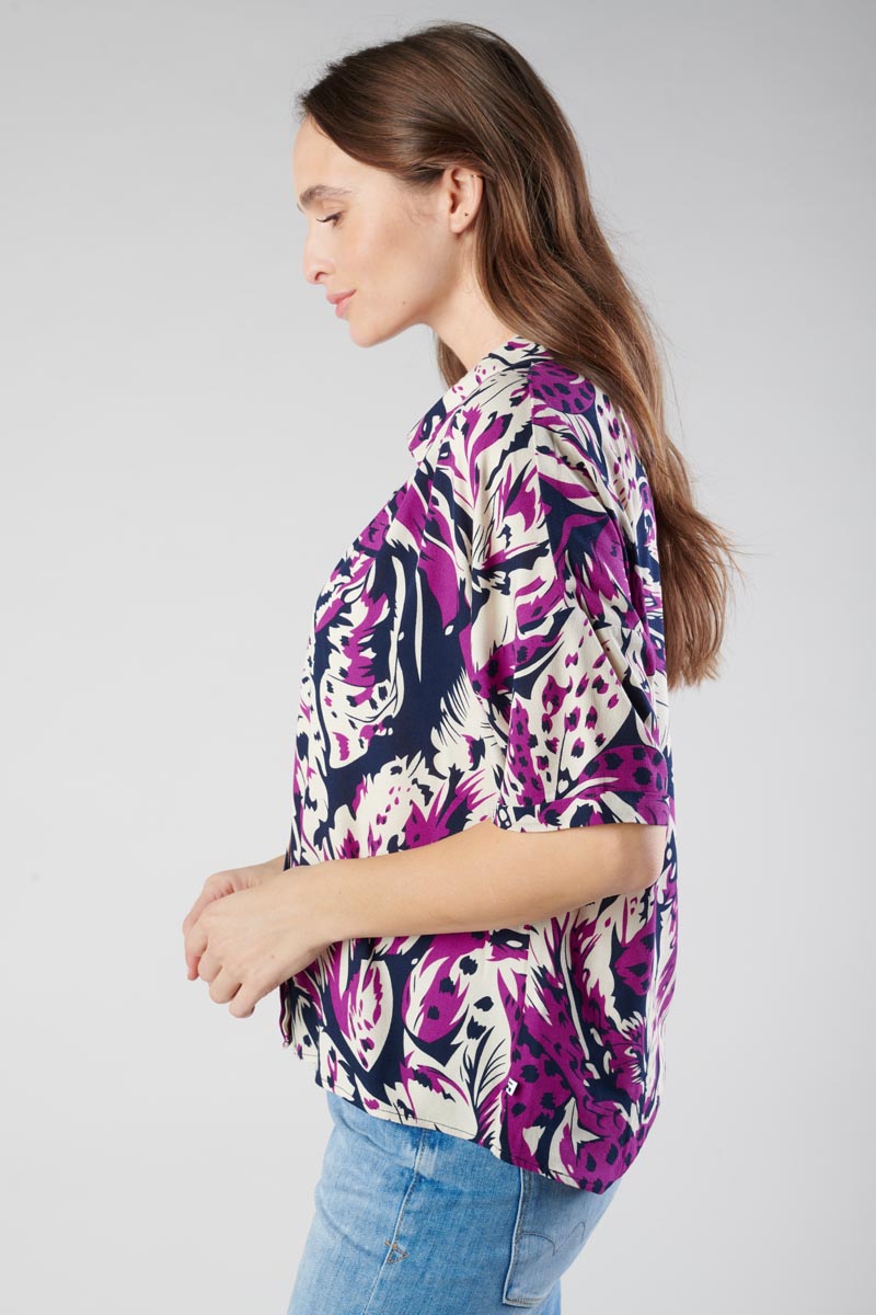 Bluse Gabryel mit Dschungelmuster in Violine