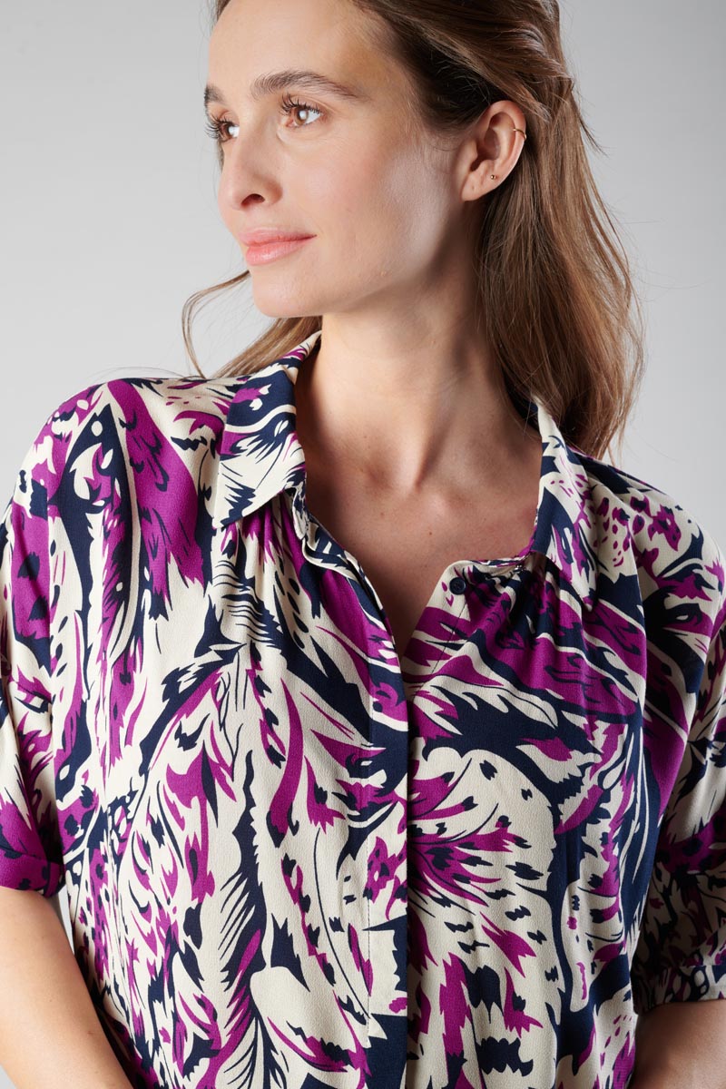 Bluse Gabryel mit Dschungelmuster in Violine