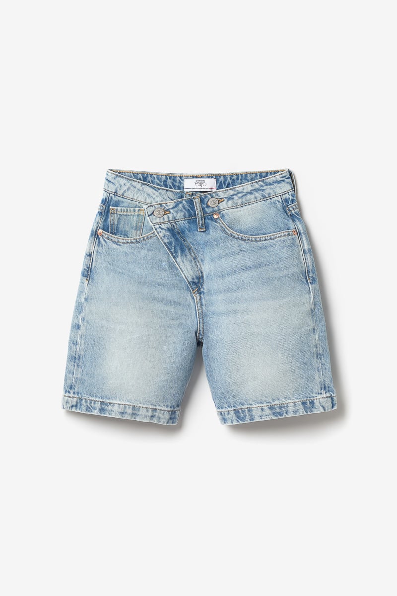 Bermuda Casa aus verwaschenem blauem Jeansstoff