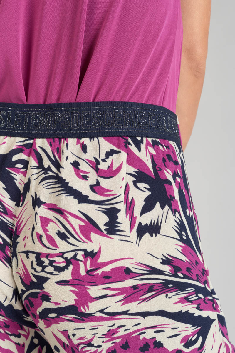 Shorts Armelle mit Dschungelmuster in Violine
