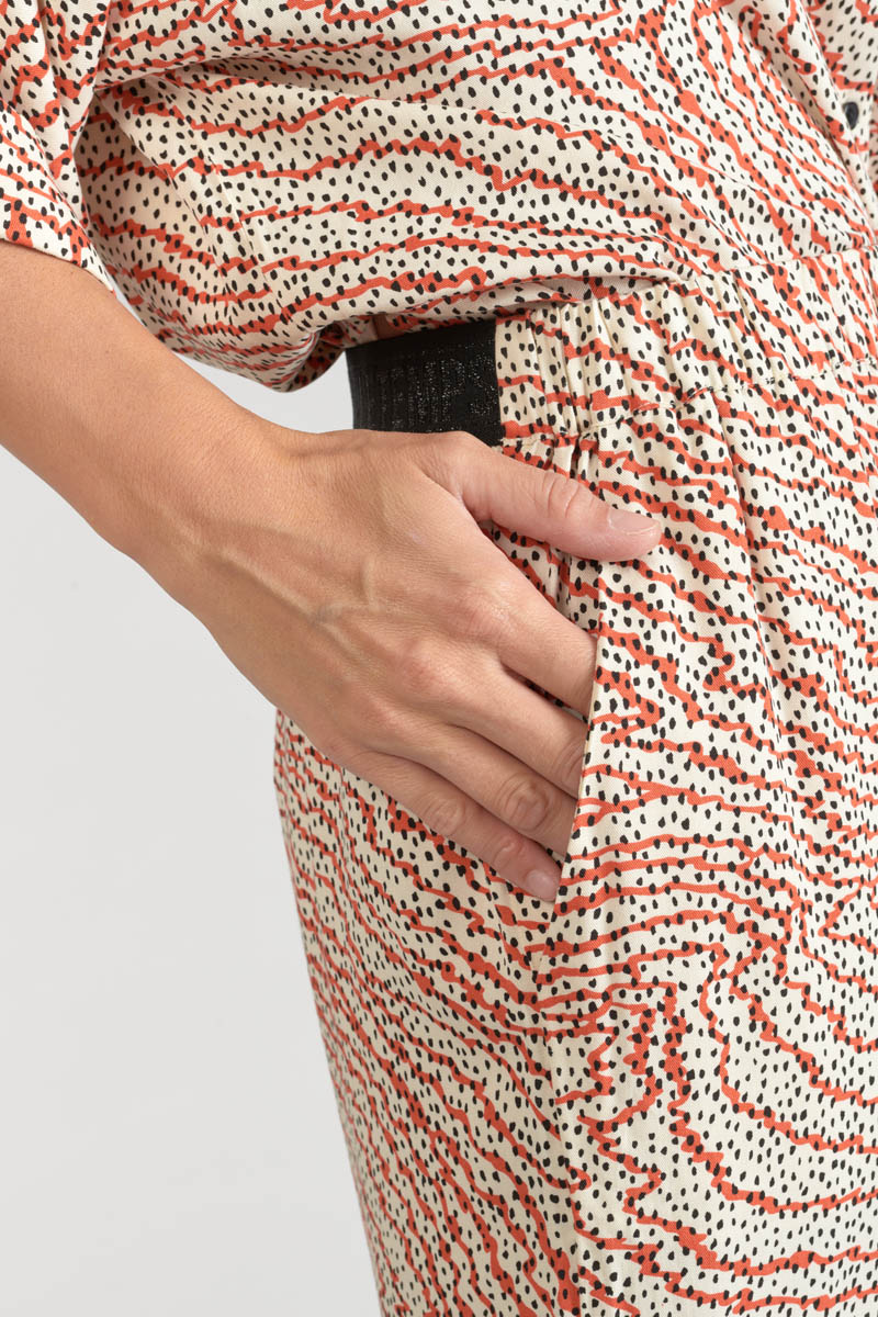 Fließende Hose Yesa mit orange-schwarzem Muster
