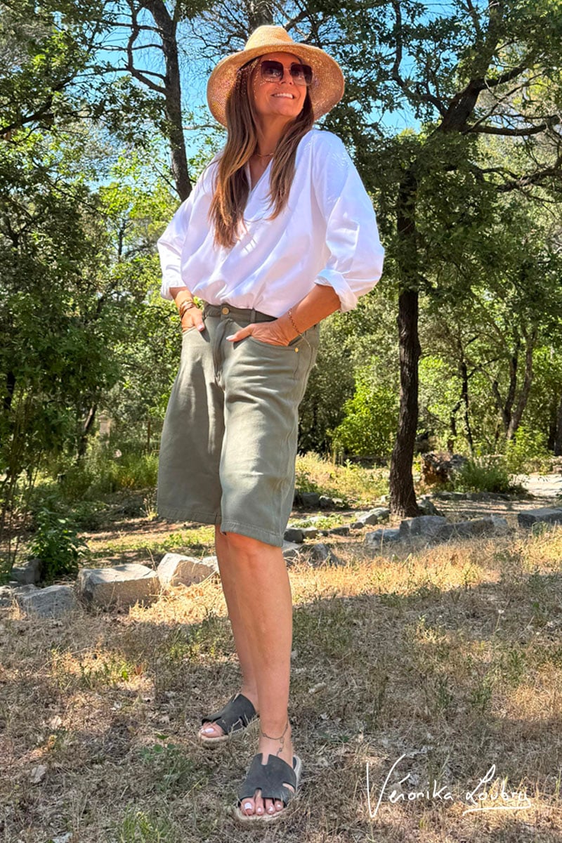 Bermuda Anaïs aus khakifarbenem Jeansstoff by Véronika Loubry
