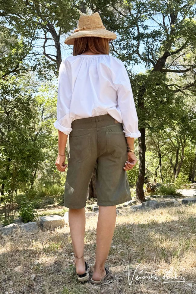 Bermuda Anaïs aus khakifarbenem Jeansstoff by Véronika Loubry