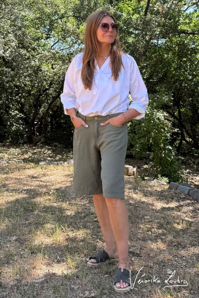 Bermuda Anaïs aus khakifarbenem Jeansstoff by Véronika Loubry