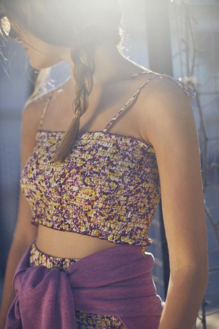 Kurzes Top Janisgi mit rosa und gelbem Blumenmuster.