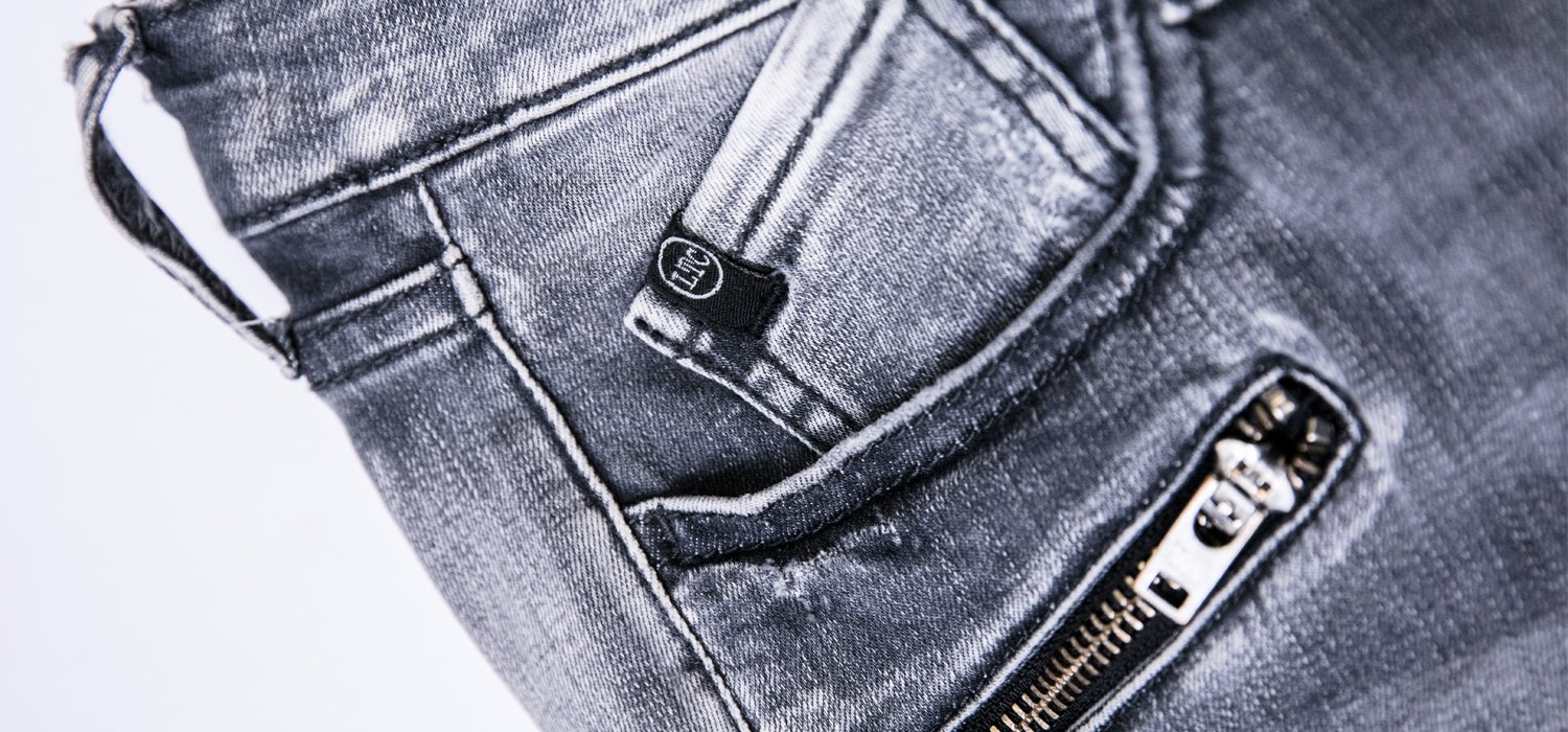 Damenmode : Wie trägt man eine graue Jeans ?