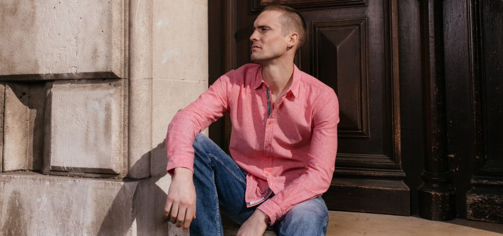Comment porter une chemise rose pour homme ?